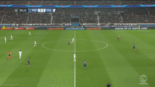 Oscar suit Motta du regard et le marque individuelle. Déplacé latéralement par l’Italien, le Brésilien n’est pas là pour fermer le chemin axiale au PSG, qui saute une première ligne…