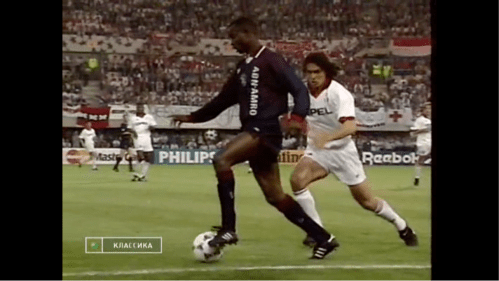 George Finidi protège son ballon sous la pression de Paolo Maldini