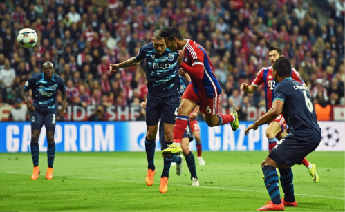 Thiago Alcantara plonge entre Maicon et Casemiro, et déclenche l'avalanche de buts bavaroise 